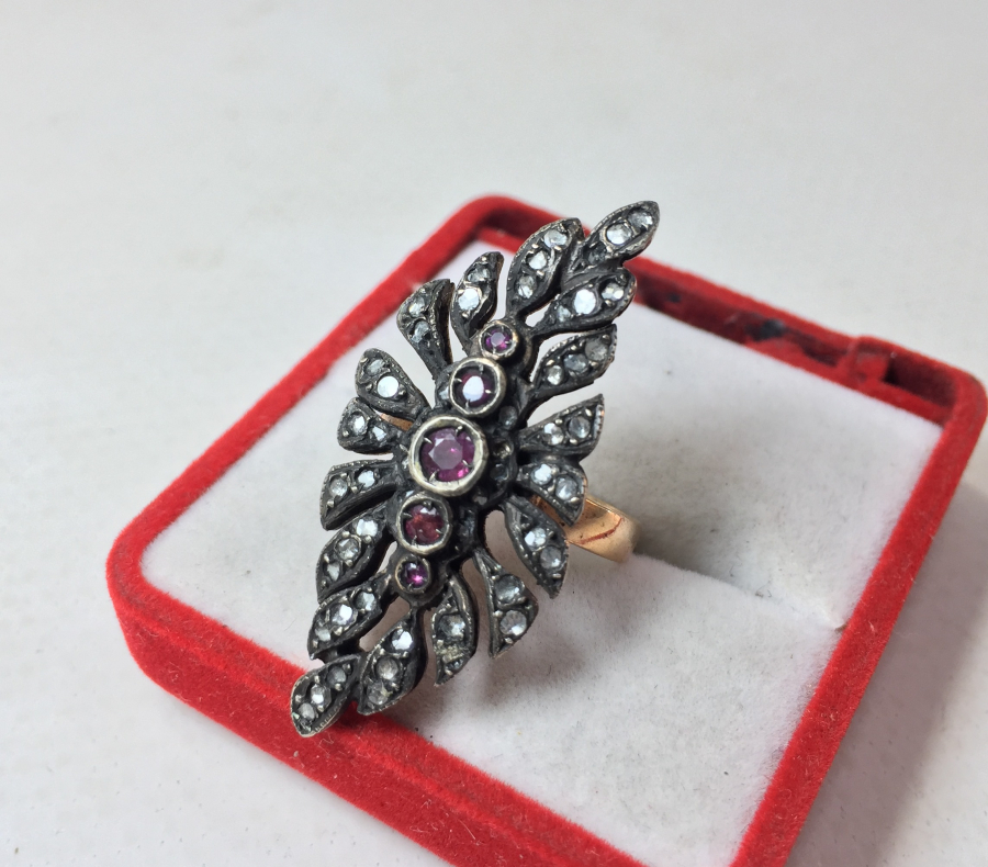 ÜZERİ ELMAS VE YAKUT TAŞLARLA SÜSLÜ ALTIN YÜZÜK