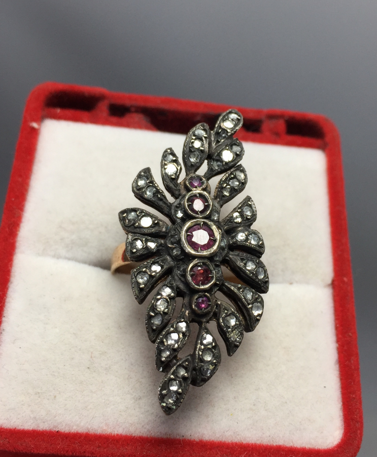 ÜZERİ ELMAS VE YAKUT TAŞLARLA SÜSLÜ ALTIN YÜZÜK