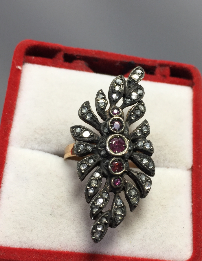 ÜZERİ ELMAS VE YAKUT TAŞLARLA SÜSLÜ ALTIN YÜZÜK