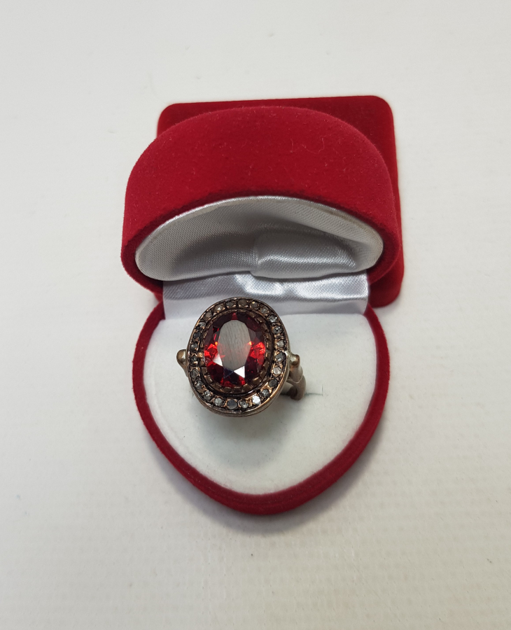 KENARLARI ELMAS TAŞLARLA SÜSLÜ YAKUT TAŞLI YÜZÜK 