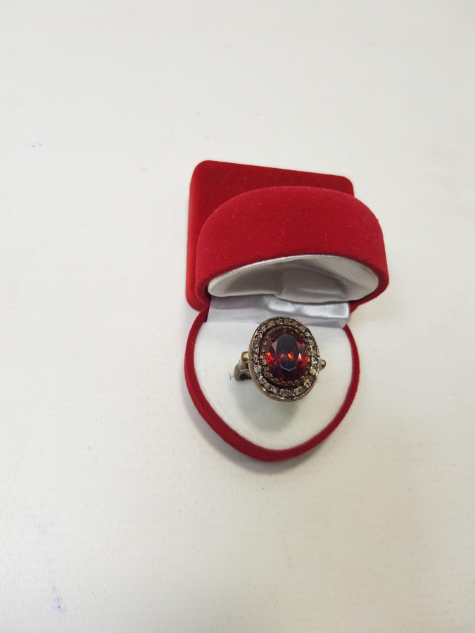 KENARLARI ELMAS TAŞLARLA SÜSLÜ YAKUT TAŞLI YÜZÜK 