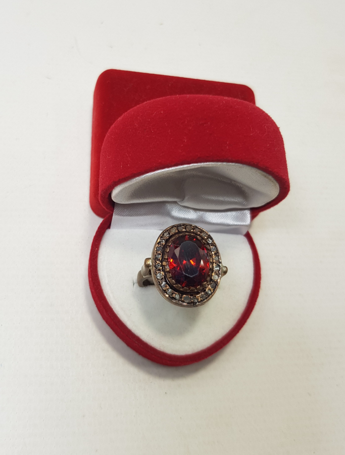 KENARLARI ELMAS TAŞLARLA SÜSLÜ YAKUT TAŞLI YÜZÜK 