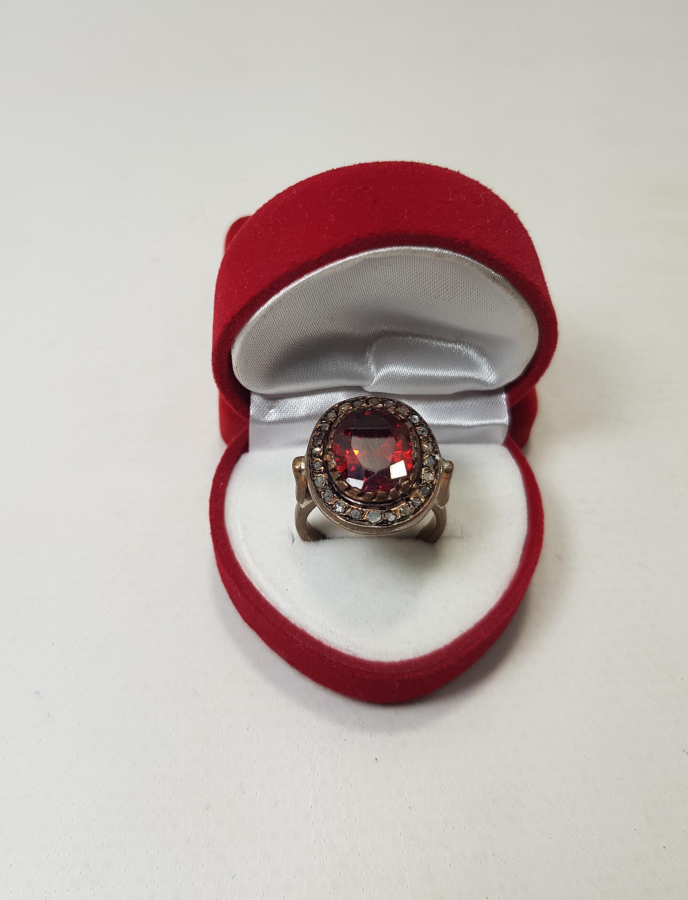 KENARLARI ELMAS TAŞLARLA SÜSLÜ YAKUT TAŞLI YÜZÜK 