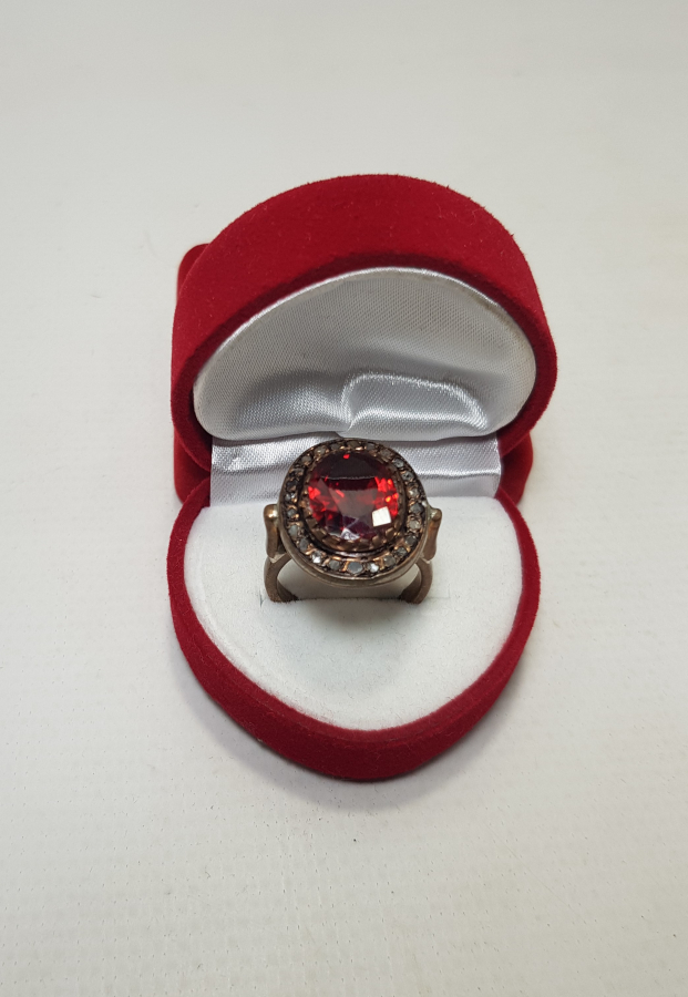 KENARLARI ELMAS TAŞLARLA SÜSLÜ YAKUT TAŞLI YÜZÜK 