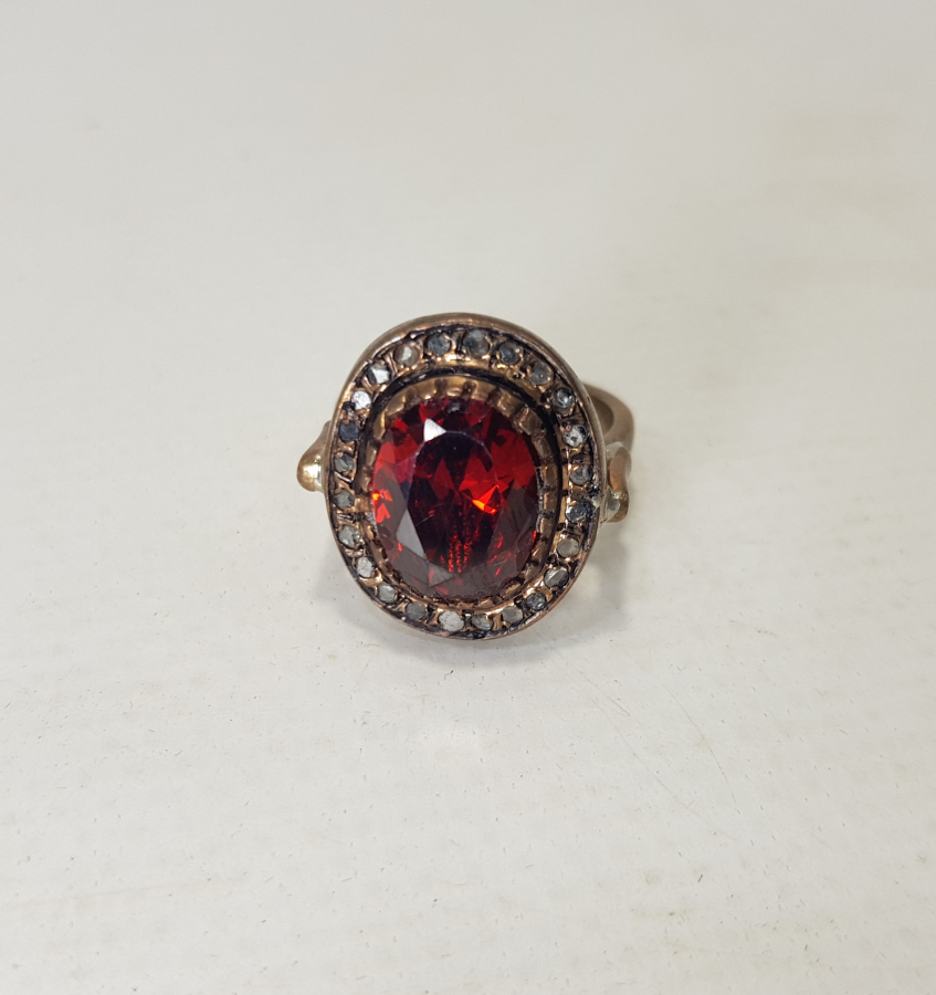 KENARLARI ELMAS TAŞLARLA SÜSLÜ YAKUT TAŞLI YÜZÜK 