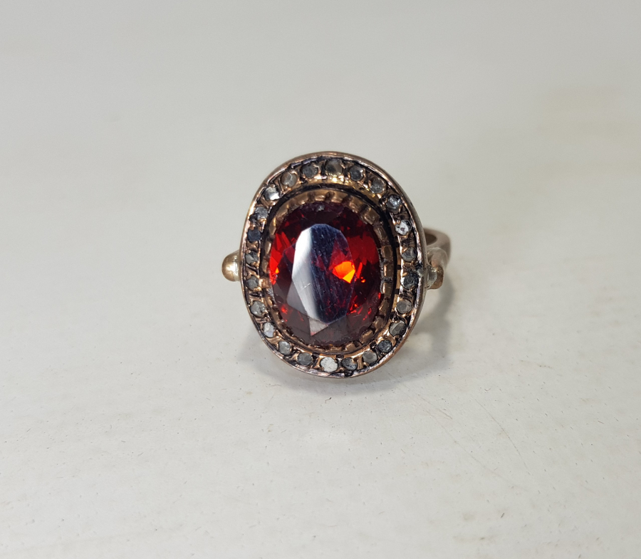 KENARLARI ELMAS TAŞLARLA SÜSLÜ YAKUT TAŞLI YÜZÜK 