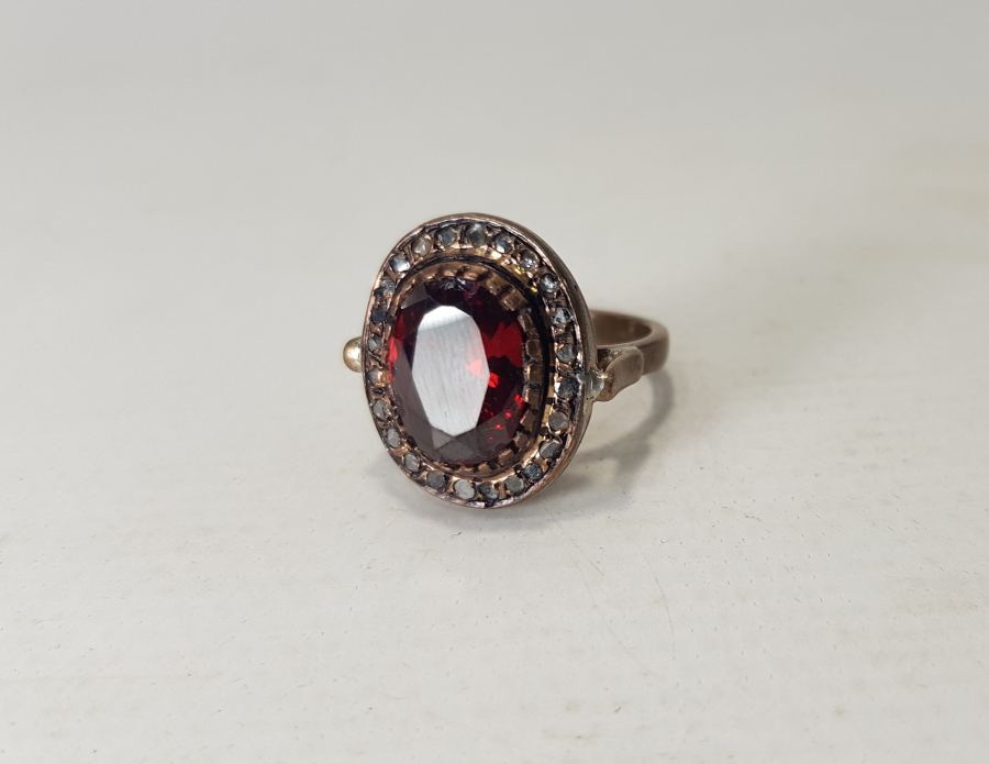 KENARLARI ELMAS TAŞLARLA SÜSLÜ YAKUT TAŞLI YÜZÜK 