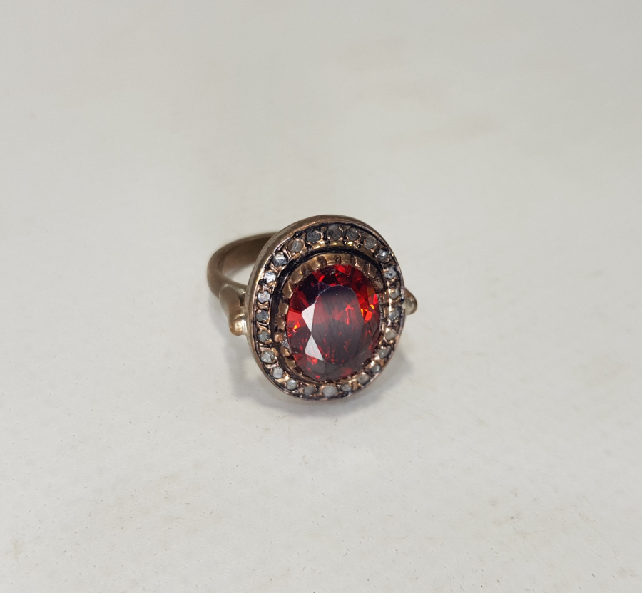 KENARLARI ELMAS TAŞLARLA SÜSLÜ YAKUT TAŞLI YÜZÜK 