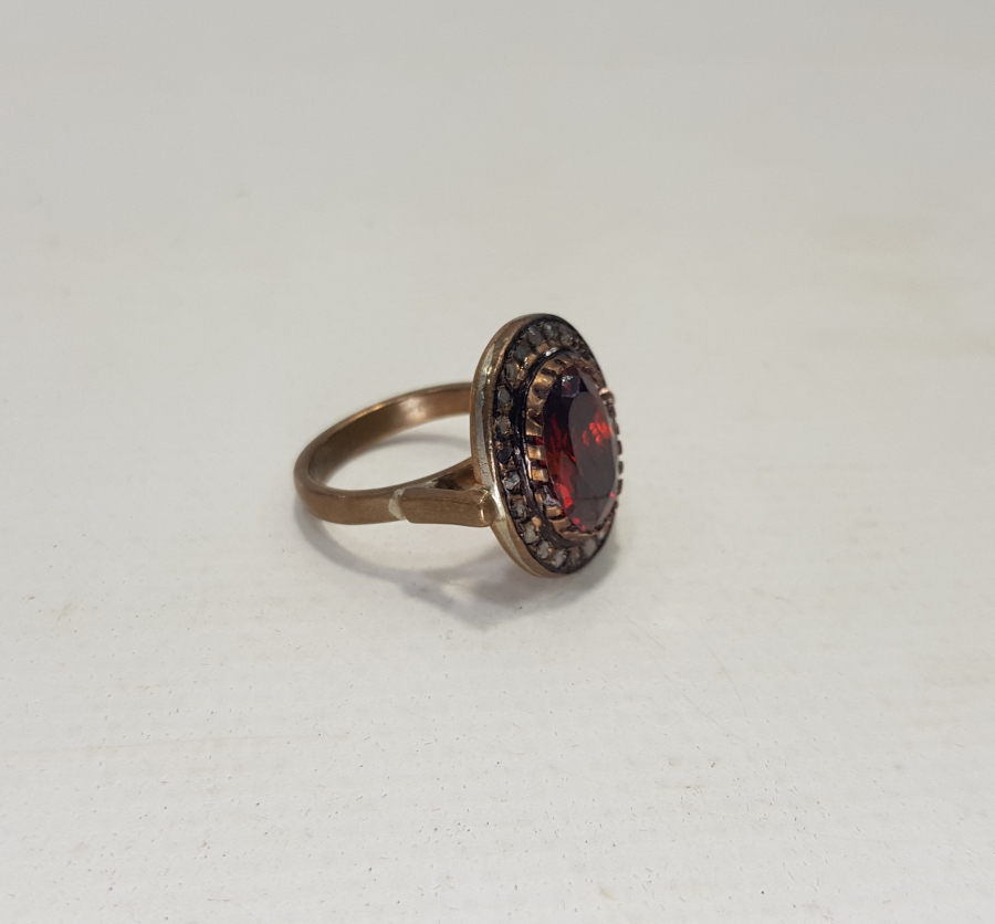 KENARLARI ELMAS TAŞLARLA SÜSLÜ YAKUT TAŞLI YÜZÜK 