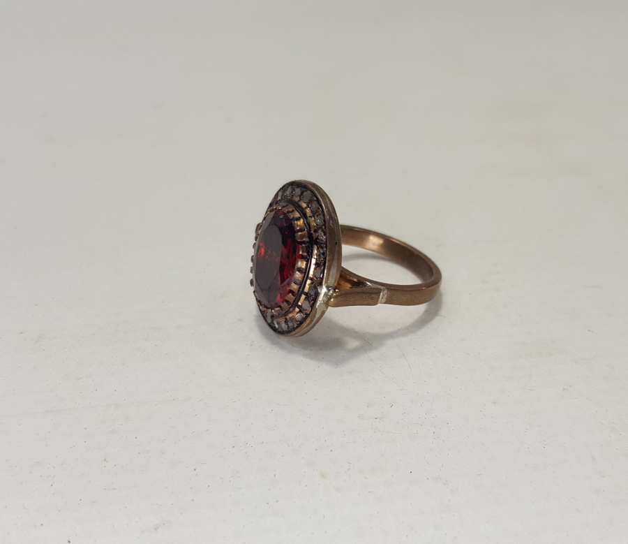 KENARLARI ELMAS TAŞLARLA SÜSLÜ YAKUT TAŞLI YÜZÜK 