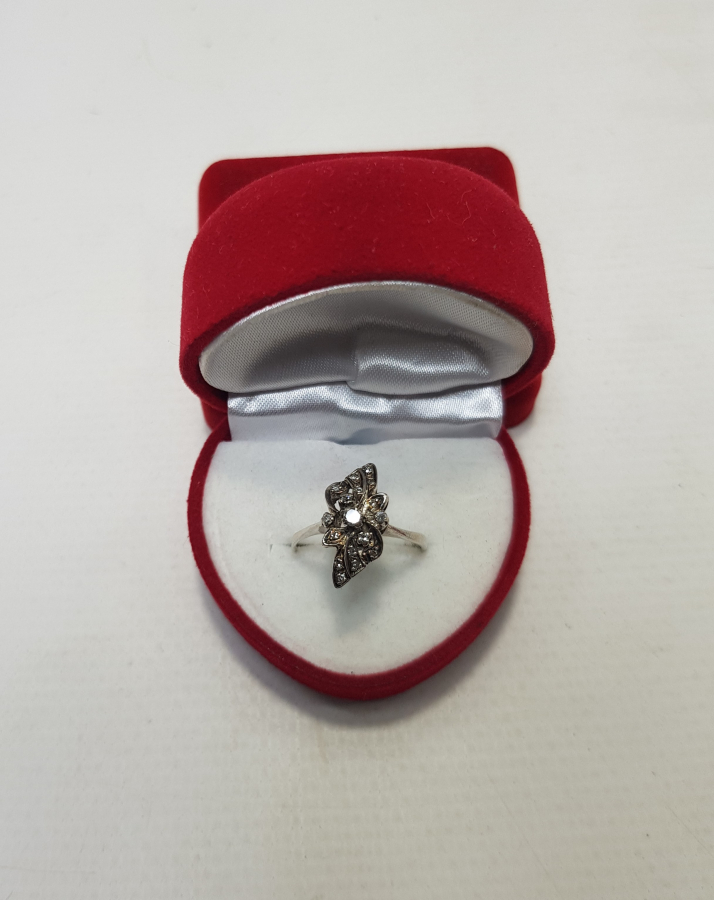 ÇİÇEKLİ MODEL PIRLANTA YÜZÜK 