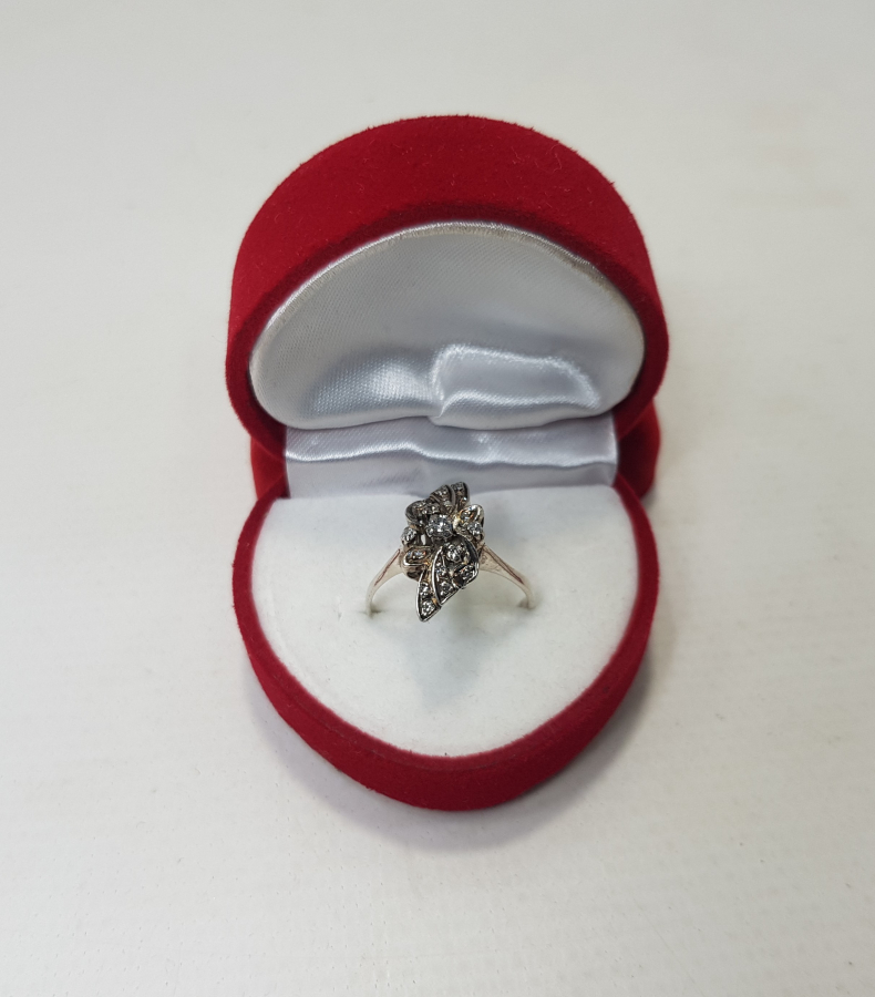 ÇİÇEKLİ MODEL PIRLANTA YÜZÜK 