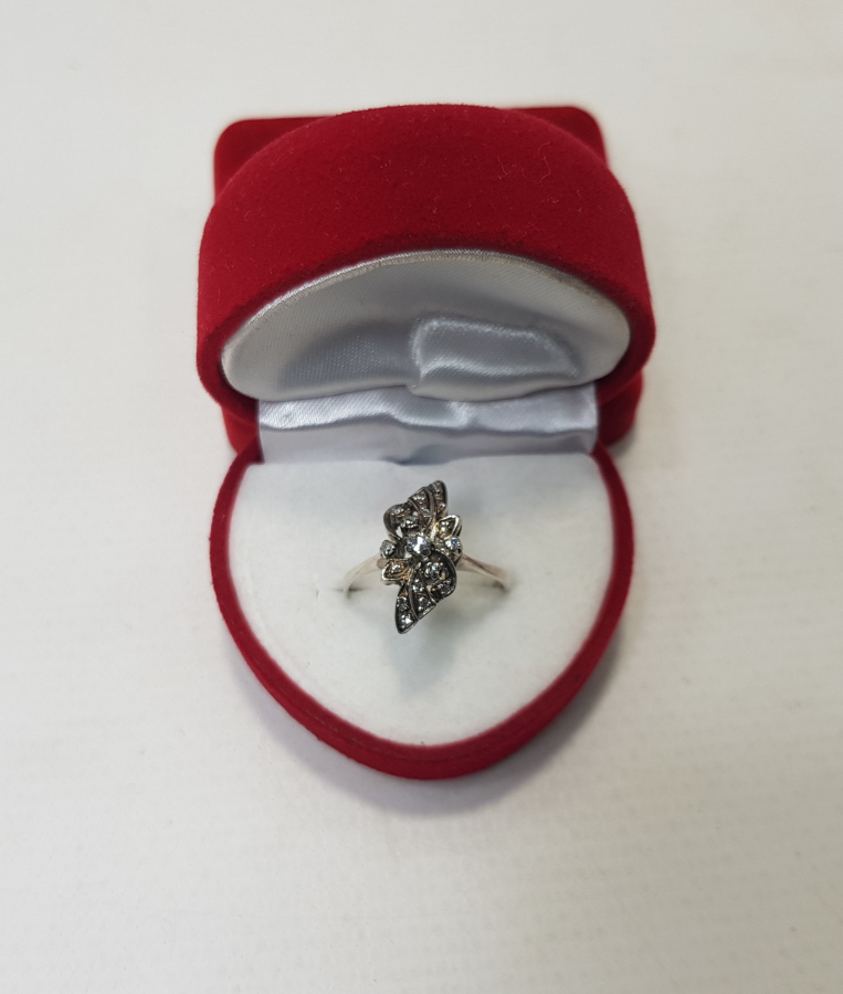 ÇİÇEKLİ MODEL PIRLANTA YÜZÜK 