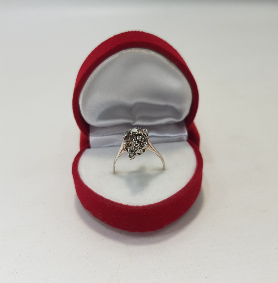 ÇİÇEKLİ MODEL PIRLANTA YÜZÜK 