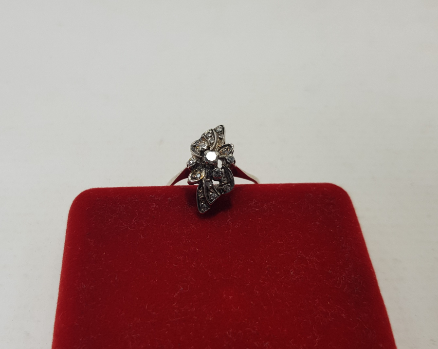 ÇİÇEKLİ MODEL PIRLANTA YÜZÜK 