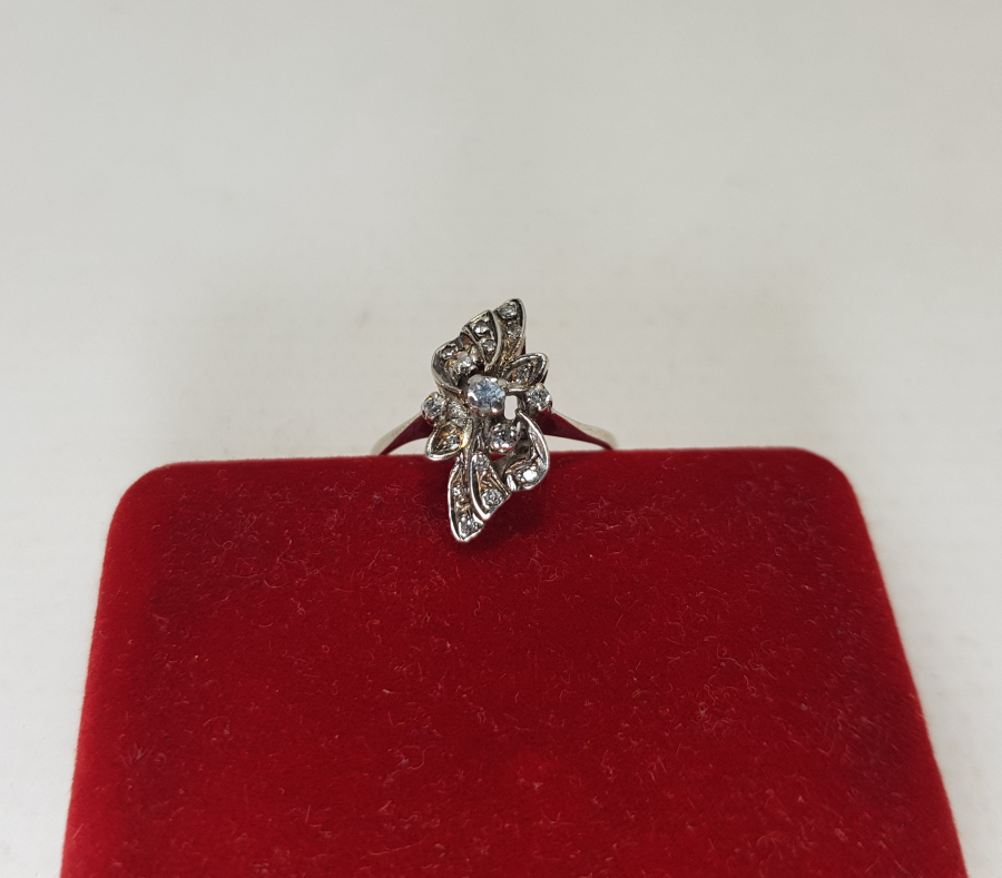 ÇİÇEKLİ MODEL PIRLANTA YÜZÜK 