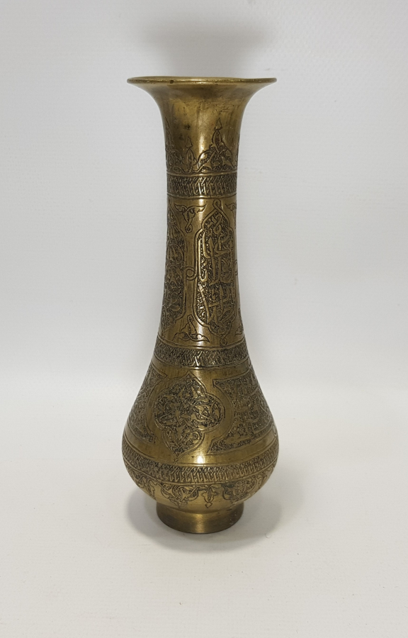 ÜZERİ AYETLER VE FLORAL DESENLERLE SÜSLÜ PİRİNÇ VAZO 