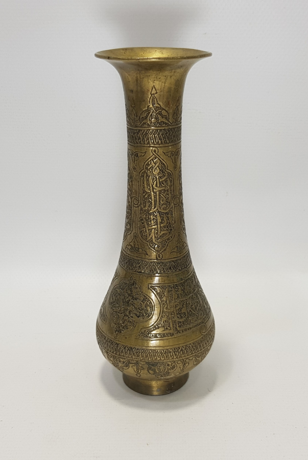 ÜZERİ AYETLER VE FLORAL DESENLERLE SÜSLÜ PİRİNÇ VAZO 