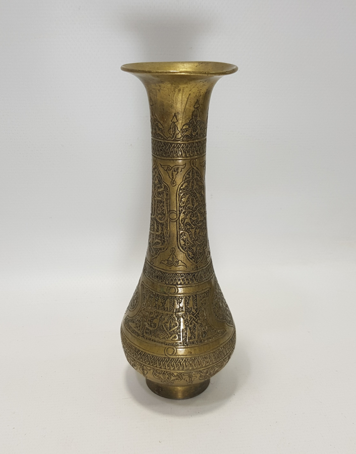 ÜZERİ AYETLER VE FLORAL DESENLERLE SÜSLÜ PİRİNÇ VAZO 