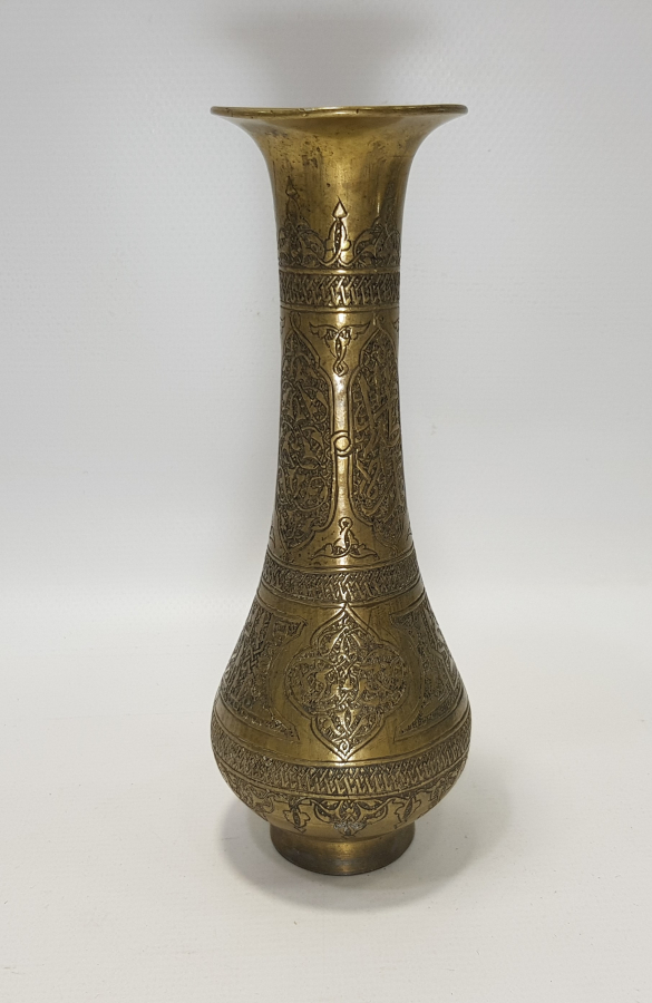 ÜZERİ AYETLER VE FLORAL DESENLERLE SÜSLÜ PİRİNÇ VAZO 