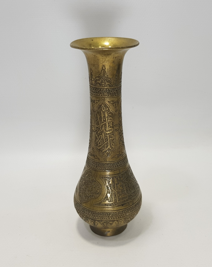 ÜZERİ AYETLER VE FLORAL DESENLERLE SÜSLÜ PİRİNÇ VAZO 