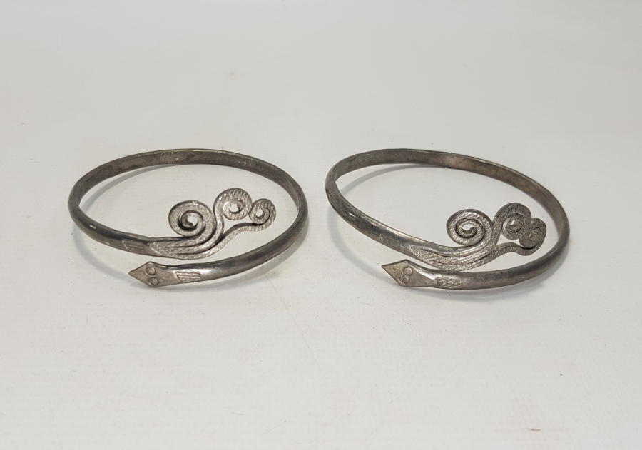 YILAN FORMLU BİR ÇİFT BİLEZİK