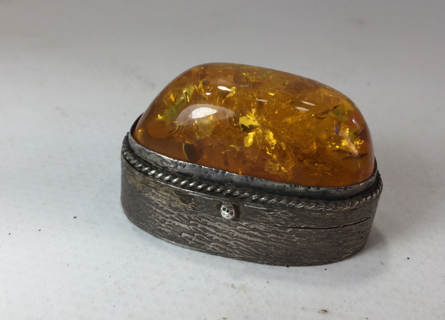 ÜZERİNDE DAMLA KEHRİBAR BULUNAN BÜYÜK BOY GÜMÜŞ KUTU