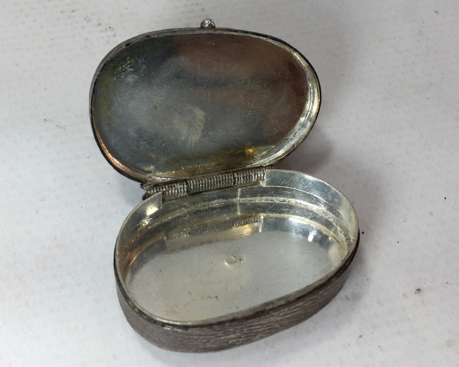 ÜZERİNDE DAMLA KEHRİBAR BULUNAN BÜYÜK BOY GÜMÜŞ KUTU