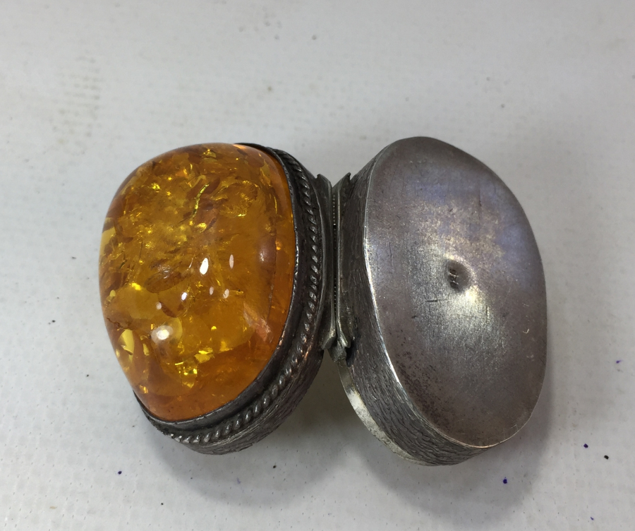 ÜZERİNDE DAMLA KEHRİBAR BULUNAN BÜYÜK BOY GÜMÜŞ KUTU