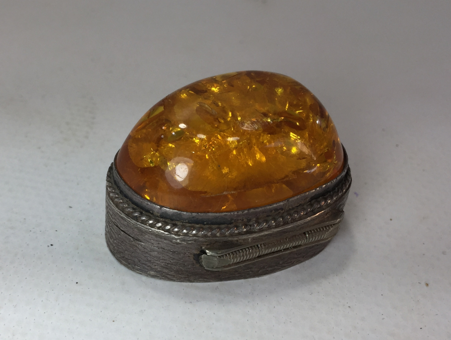 ÜZERİNDE DAMLA KEHRİBAR BULUNAN BÜYÜK BOY GÜMÜŞ KUTU