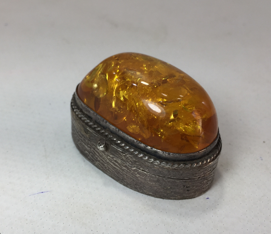 ÜZERİNDE DAMLA KEHRİBAR BULUNAN BÜYÜK BOY GÜMÜŞ KUTU