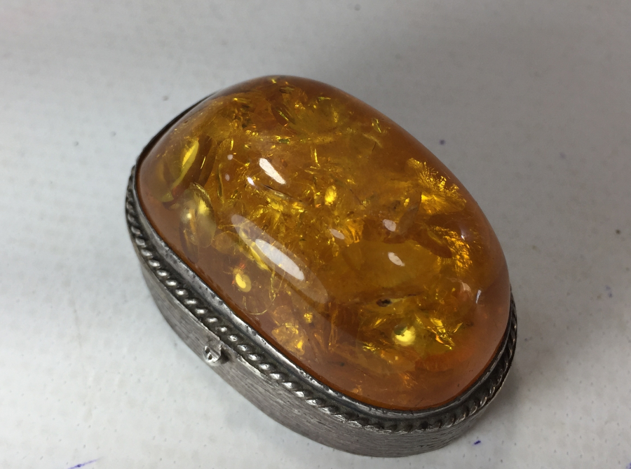 ÜZERİNDE DAMLA KEHRİBAR BULUNAN BÜYÜK BOY GÜMÜŞ KUTU