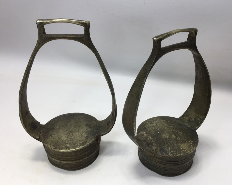 1800 BAŞLARI ALPAKADAN MAMUL ÇERKES İŞİ AT ÜZENGİSİ