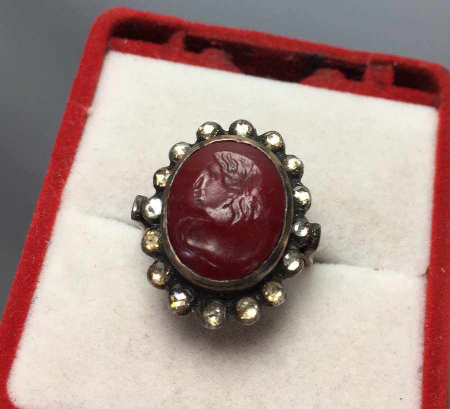 1900 BAŞLARI ÖZEL YAPIM AKİK ÜZERİNE BÜST ÇALIŞMASI VE ETRAFI ELMASLI YÜZÜK