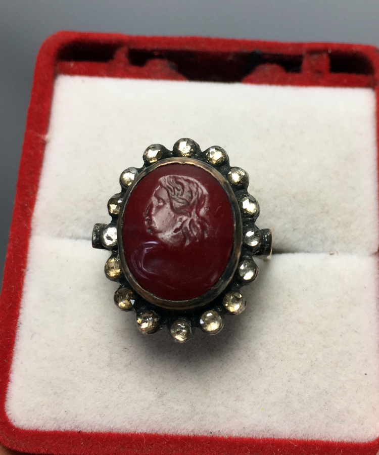 1900 BAŞLARI ÖZEL YAPIM AKİK ÜZERİNE BÜST ÇALIŞMASI VE ETRAFI ELMASLI YÜZÜK