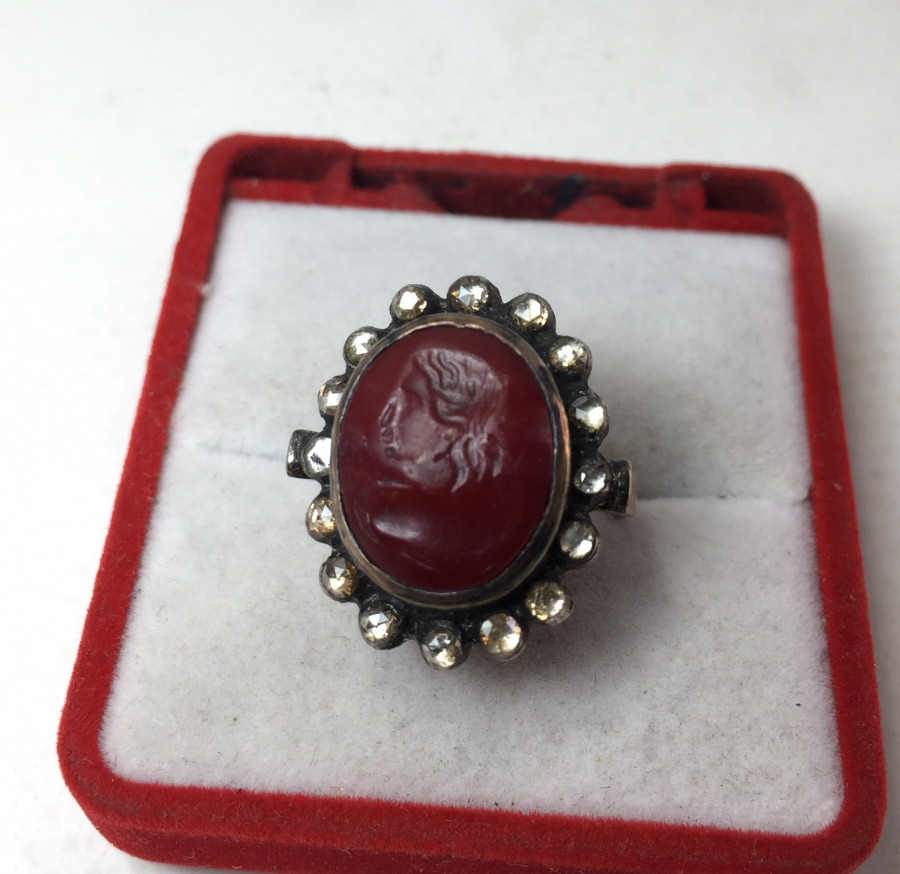 1900 BAŞLARI ÖZEL YAPIM AKİK ÜZERİNE BÜST ÇALIŞMASI VE ETRAFI ELMASLI YÜZÜK