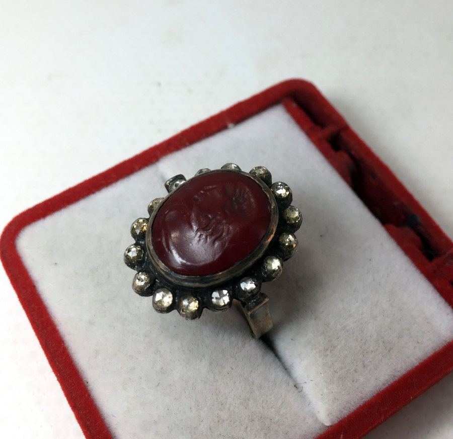 1900 BAŞLARI ÖZEL YAPIM AKİK ÜZERİNE BÜST ÇALIŞMASI VE ETRAFI ELMASLI YÜZÜK