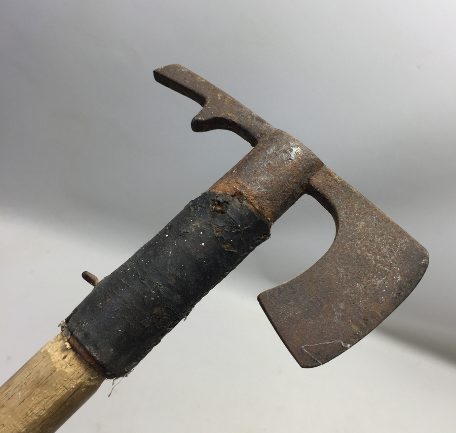 CUMHURİYET BAŞLARI DÖVME DEMİRDEN YANGIN BALTASI