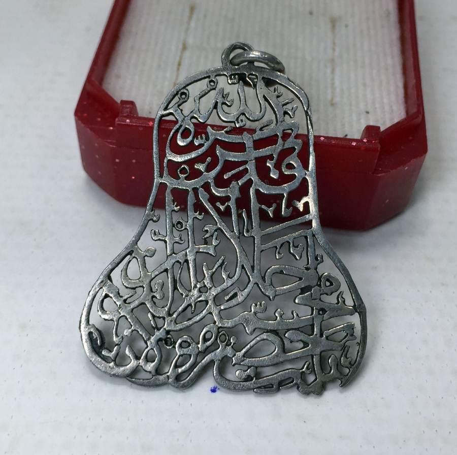 MEVLEVİ SİKKESİ FORMUNDA TESTERE İŞÇİLİKLİ VE ÜZERİ YAZILI KOLYE UCU