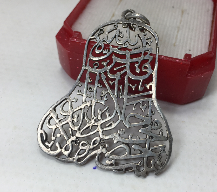 MEVLEVİ SİKKESİ FORMUNDA TESTERE İŞÇİLİKLİ VE ÜZERİ YAZILI KOLYE UCU