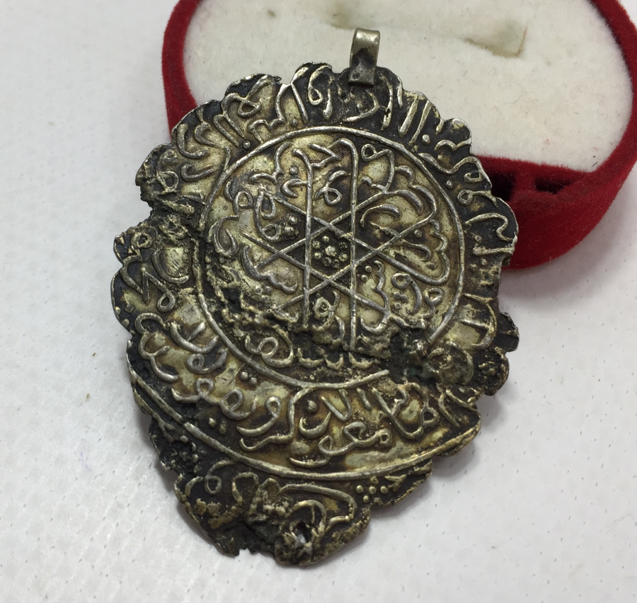 OSMANLI DÖNEMİ İKİ TARAFI KABARTMA YAZILI TERS ARMUDİ KOLYE