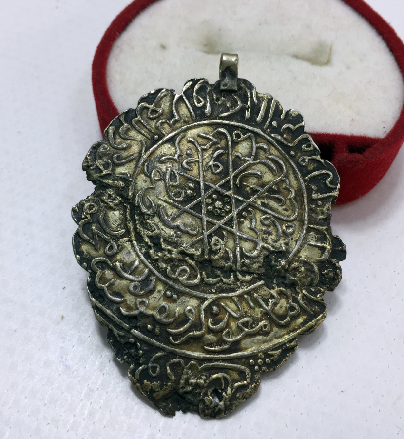 OSMANLI DÖNEMİ İKİ TARAFI KABARTMA YAZILI TERS ARMUDİ KOLYE