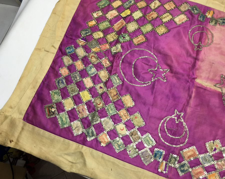 OSMANLI DÖNEMİ İPEK ÜZERİNE PULLARDAN YAPILMIŞ AY YILDIZLI PANO