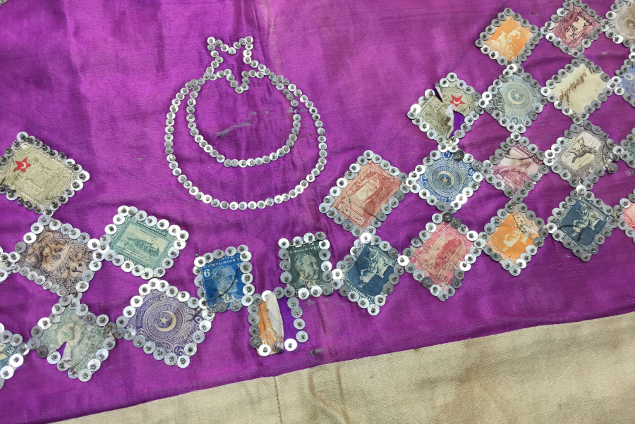 OSMANLI DÖNEMİ İPEK ÜZERİNE PULLARDAN YAPILMIŞ AY YILDIZLI PANO