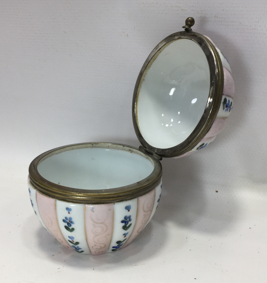 OSMANLI PAZARI İÇİN YAPILMIŞ EL BOYAMA MEİSSEN MÜCEVHER KUTUSU