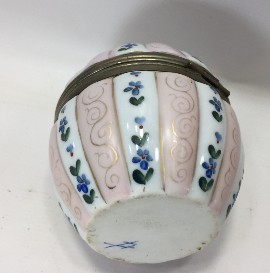 OSMANLI PAZARI İÇİN YAPILMIŞ EL BOYAMA MEİSSEN MÜCEVHER KUTUSU