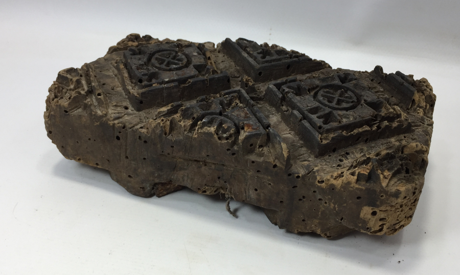 ÜZERİNDE HAÇ MOTİFLERİ BULUNAN OSMANLI DÖNEMİ TOKAT İŞİ AHŞAP BASKI KALIBI