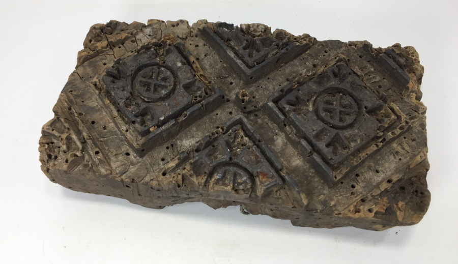 ÜZERİNDE HAÇ MOTİFLERİ BULUNAN OSMANLI DÖNEMİ TOKAT İŞİ AHŞAP BASKI KALIBI