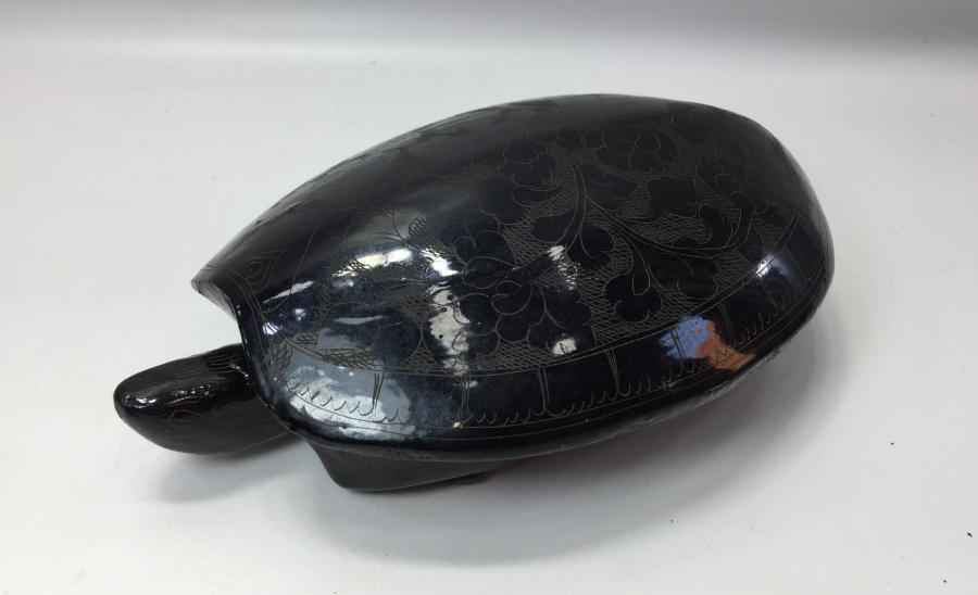 ÜZERİ İŞLEMELİ 1900 BAŞLARI PAPİER MACHE KAPLUMBAĞA FORMUNDA KUTU