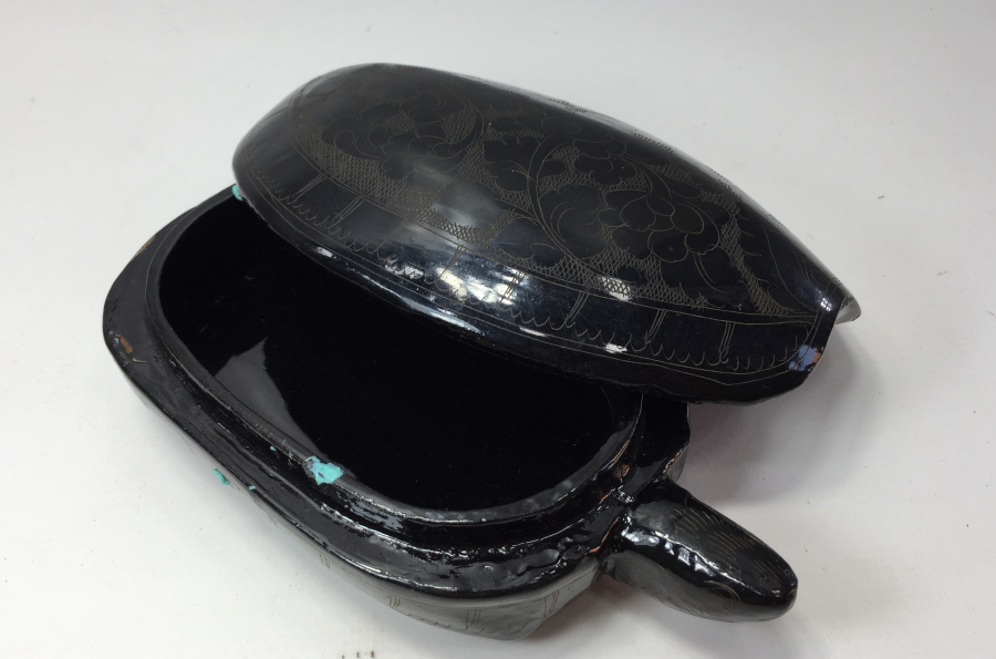 ÜZERİ İŞLEMELİ 1900 BAŞLARI PAPİER MACHE KAPLUMBAĞA FORMUNDA KUTU